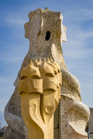 Espagne, Catalogne, Barcelone, quartier de l'Eixample, Passeig de Gracia, Pedrera ou Casa Mila (1905-1910) de l'architecte du modernisme catalan Antoni Gaudi, site classé au Patrimoine Mondial de l'UNESCO, cheminées et tours d'aération sur le toit terrasse de l'immeuble