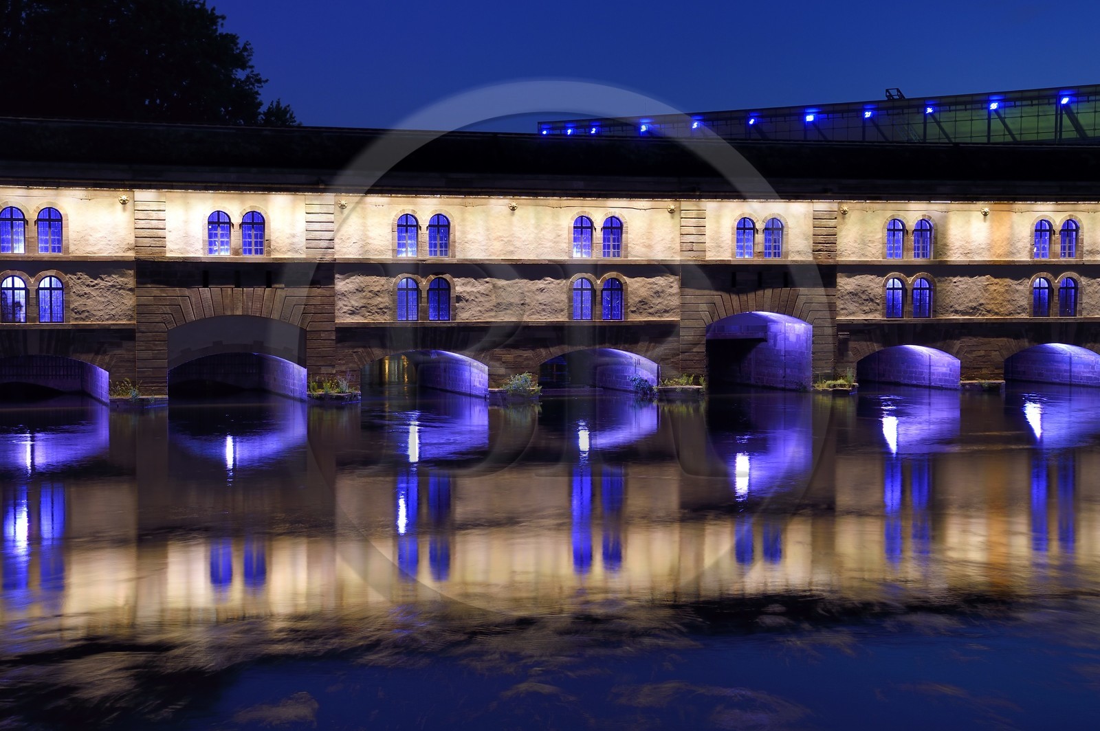 France, Bas-Rhin (67), Strasbourg, vieille ville classée au Patrimoine Mondial de l'UNESCO, quartier de la Petite France, barrage Vauban sur l'Ill, illuminations le soir