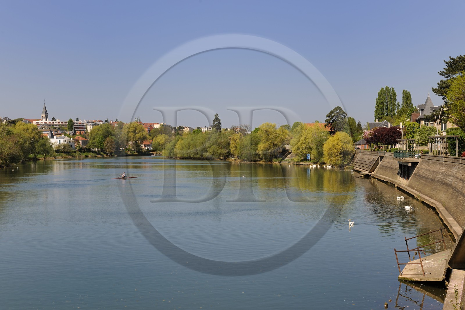 France, Val-de-Marne (94), les bords de Marne, l'église de Le Perreux-sur-Marne à gauche et les quais de Bry-sur-Marne à droite