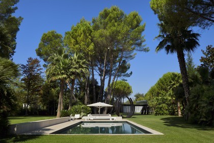 France, Var (83), Le Muy, Fondation Bernar Venet, la piscine et la Nouvelle Galerie en arrière plan