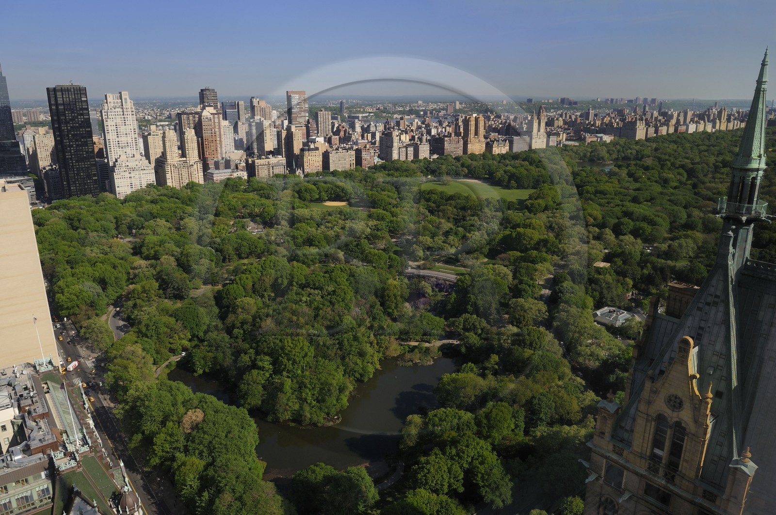 Etats-Unis, New York, Manhattan, Central Park vu depuis l'angle sud-est et le Sherry-Netherland Building au premier plan