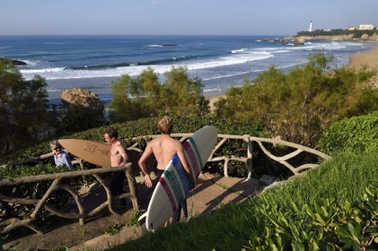 France, Pyrénées-Atlantiques (64), Pays-Basque, Biarritz, surfers descendant à la Grande Plage