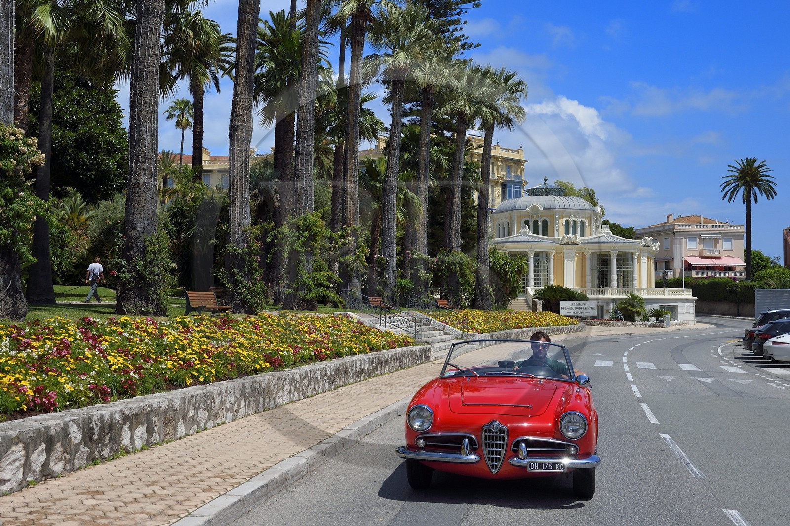 France, Alpes-Maritimes (06), Beaulieu-sur-Mer, Alfa Romeo Giulietta décapotable de collection sur la route de la Basse Corniche
