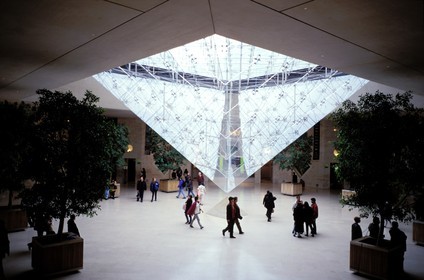 France, Paris (75), sous la Pyramide du Louvre par l'architecte Ieoh Ming Pei