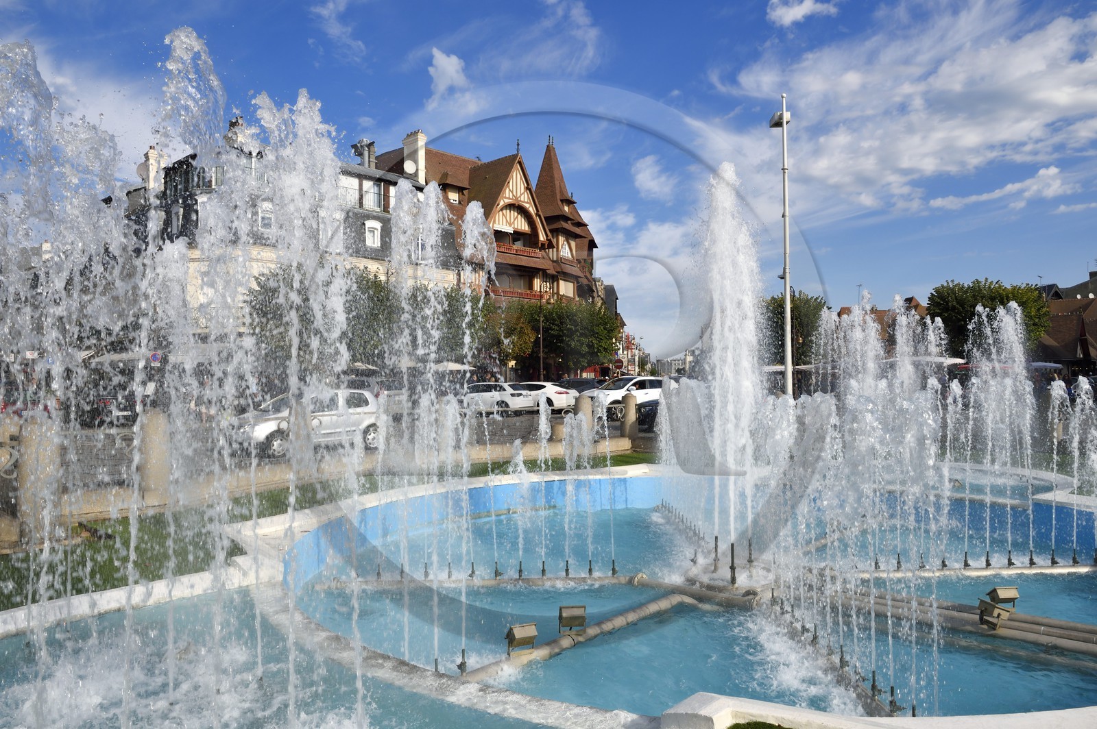 France, Calvados (14), Pays d'Auge, Deauville, fontaine sur la place de Morny