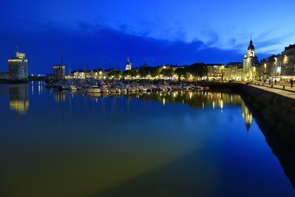 France, Charente-Maritime (17), La Rochelle, le Vieux Port avec la tour Saint-Nicolas et la tour de la Chaîne à gauche et la porte de la Grosse Horloge à droite