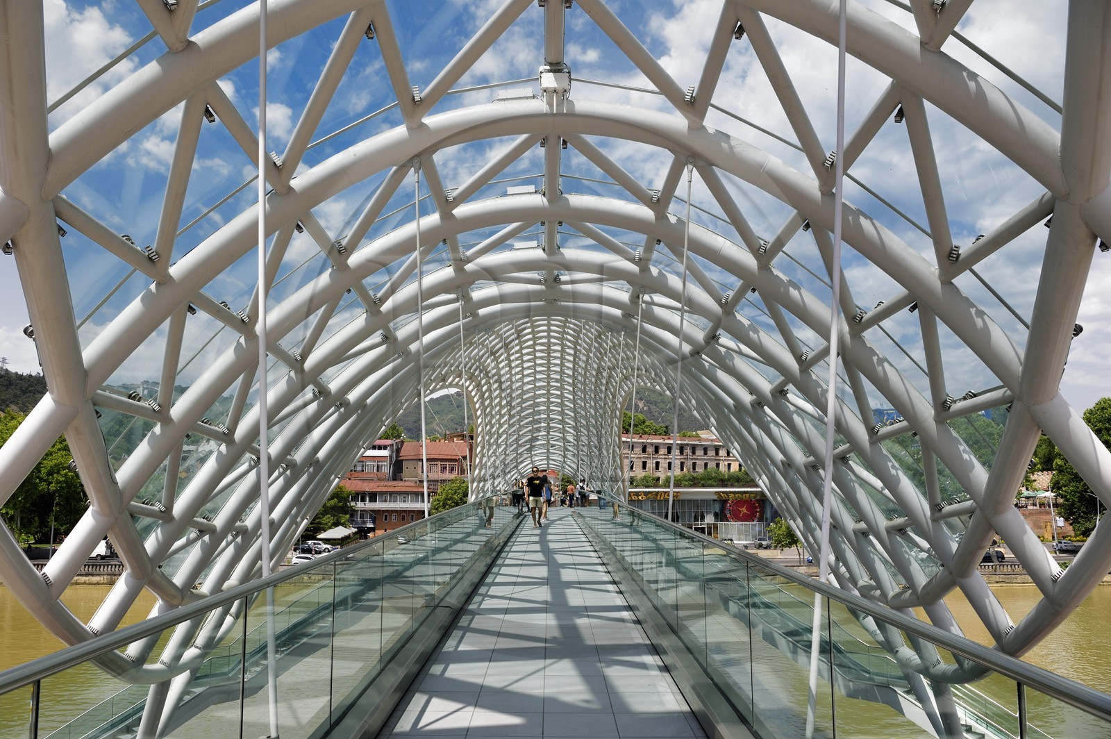 Géorgie, Tbilissi, vieille ville, rivière Mtkvari, pont de la paix