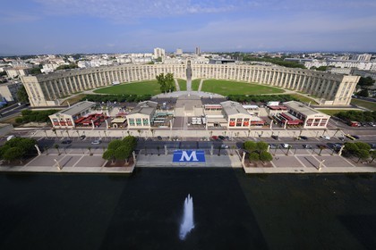 France, Hérault (34), Montpellier, quartier Antigone, Esplanade de l' Europe de l' architecte Ricardo Bofill et la rivière Lez