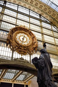 France, Paris (75), le musée d'Orsay, la Statue de la Liberté devant la grande horloge
