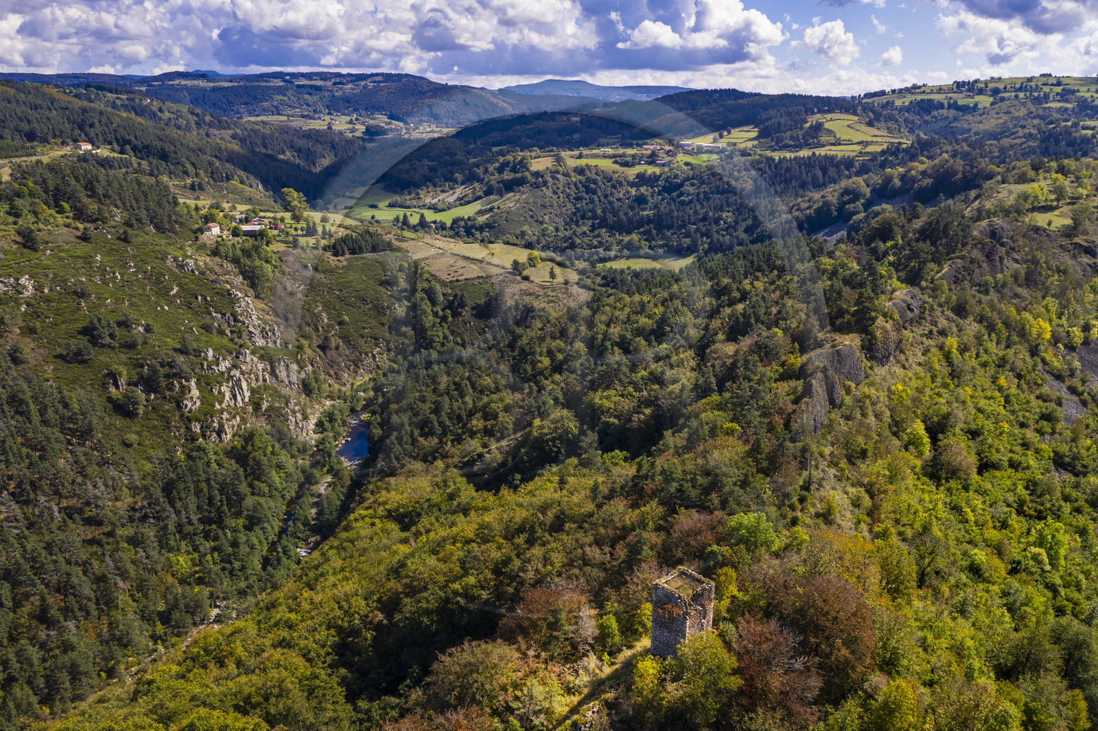 France, Haute-Loire (43), vallée de la Loire, Lafarre, la Tour de Mariac du XIe siècle ruines du chateau de Lafarre sur une butte volcanique surplombant les gorges de la Loire à gauche et de son affluent La Langougniole à droite, le plateau du Mézenc en arrière plan (vue aérienne)