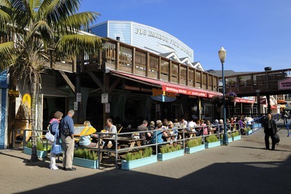 Etats-Unis, Californie, San Francisco, terrasse de restaurant du très touristique Pier 39 sur le Fisherman's wharf