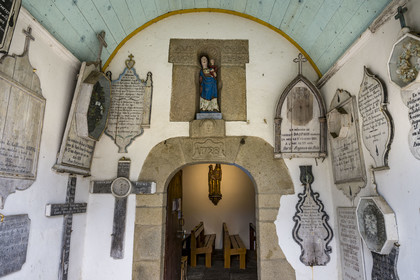 France, Côtes d'Armor (22), Ploubazlanec, hameau de Pors-Even, chapelle de Perros-Hamon citée dans le roman Pecheurs d'Islande de Pierre Loti, ex-votos sous le porche d'entrée latéral