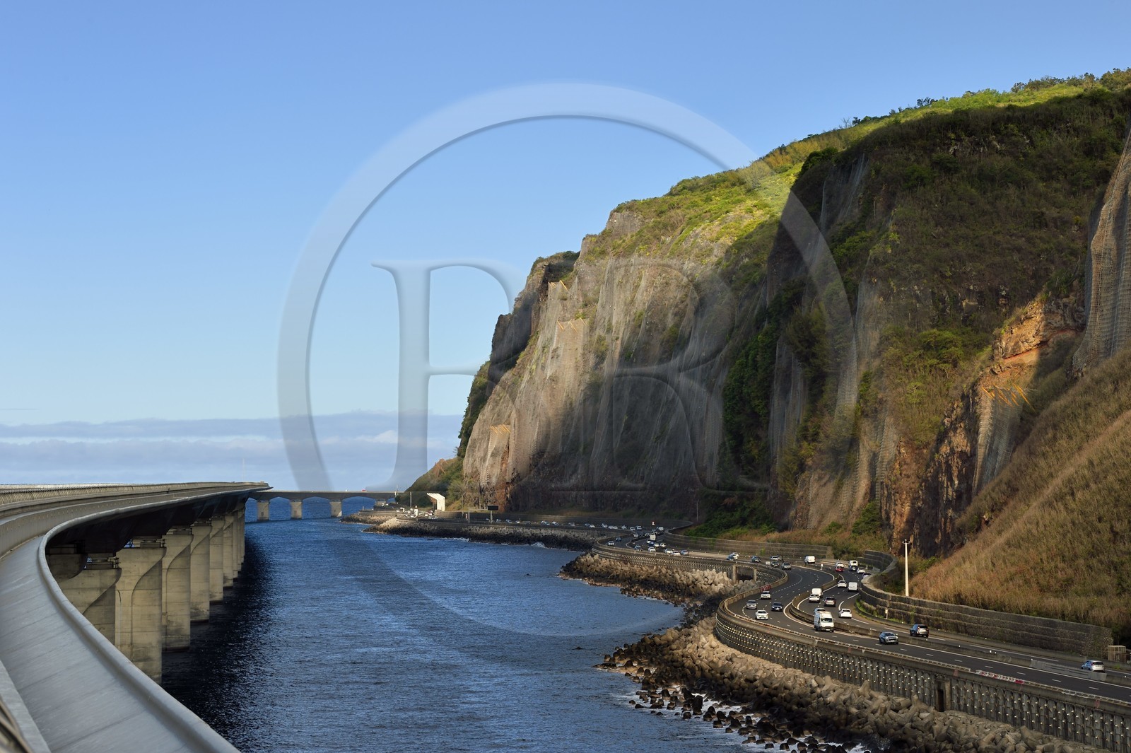 France, Ile de la Reunion, La Possession, la Nouvelle Route du Littoral (NRL), viaduc maritime long de 5,4 km entre la capitale Saint-Denis et le principal port de commerce à l’Ouest,  l'ancienne route nationale toujours sous la menace de chutes de pierres sur la droite