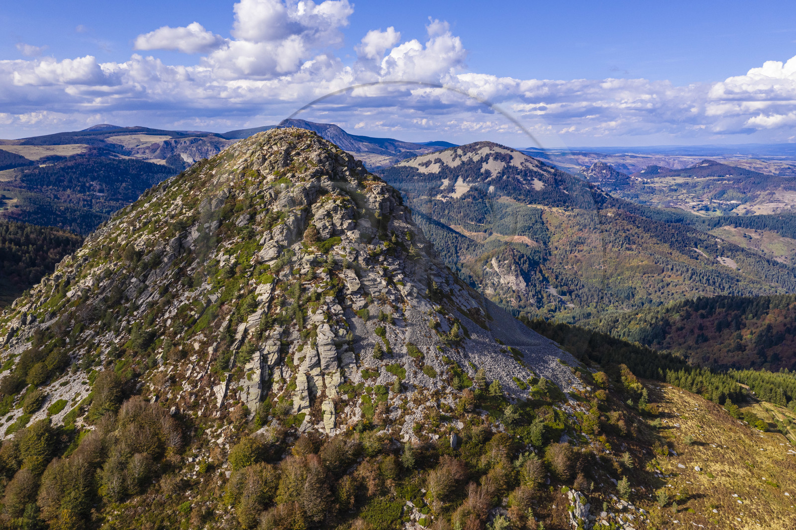 France, Ardèche (07), parc naturel régional des Monts d'Ardèche, Massif du Mézenc, le Mont Gerbier-de-Jonc (suc de 1551 m) où la Loire trouve sa source, la montagne le Suc de Sara au deuxième plan et la montagne des Roches de Borée en arrière plan (vue aérienne)