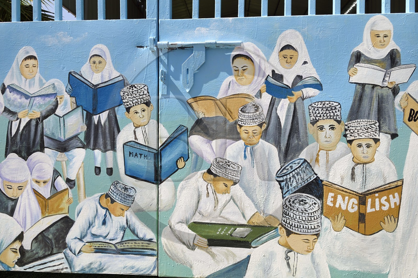 Sultanat d'Oman, gouvernorat de Al-Batina, Nakhal, peinture murale sur la porte d'une ecole représentant des enfants qui étudient