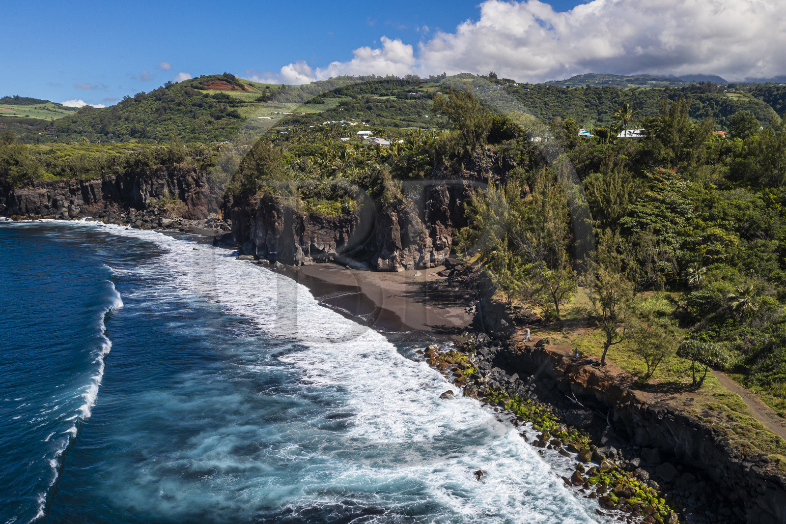 France, Ile de la Reunion, Saint-Joseph, plage de Ti Sable, plage de sable noir bordée par une falaise de lave volcanique (vue aérienne)