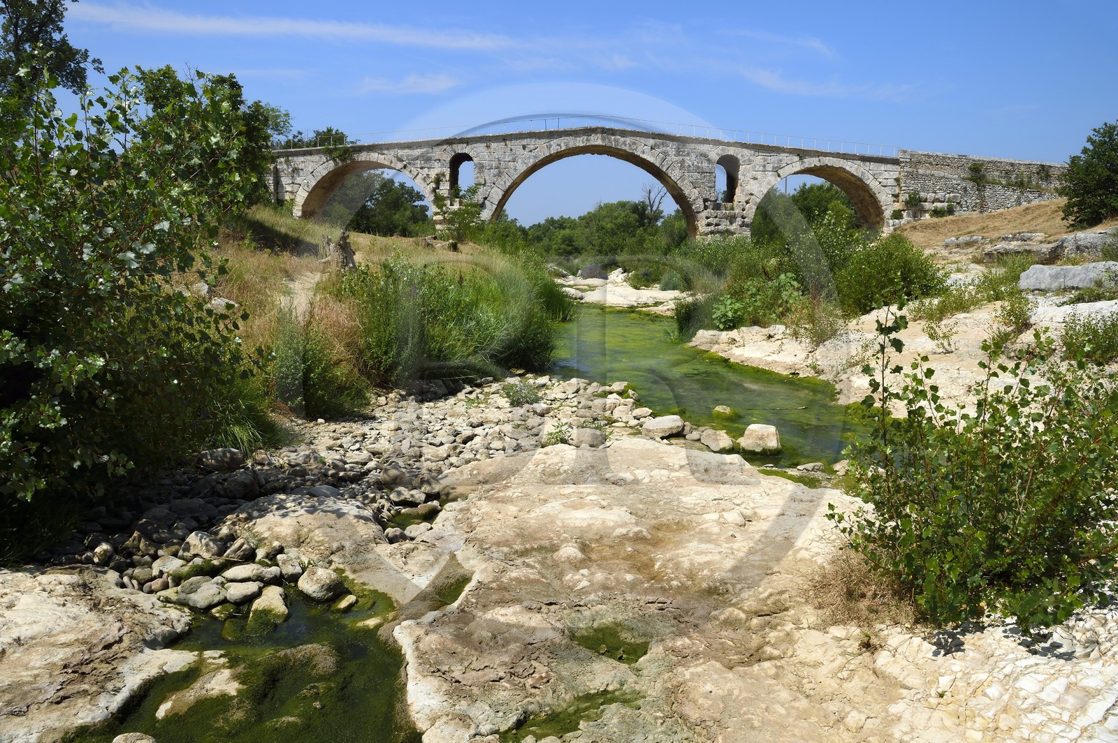 France, Vaucluse (84), Luberon, Bonnieux, le Pont Julien sur le Cavalon, pont romain du IIIe siècle avant JC sur la Via Domitia sur la veloroute du Calavon