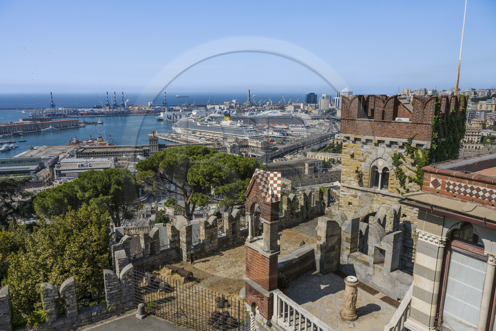 Italie, Ligurie, Gênes, Castello d'Albertis Museo delle Culture del Mondo, chateau de Enrico Alberto D'Albertis, explorateur, navigateur et écrivain voyageur génois (1846-1932), le Porto Antico (Vieux Port) et le port de commerce en arrière plan