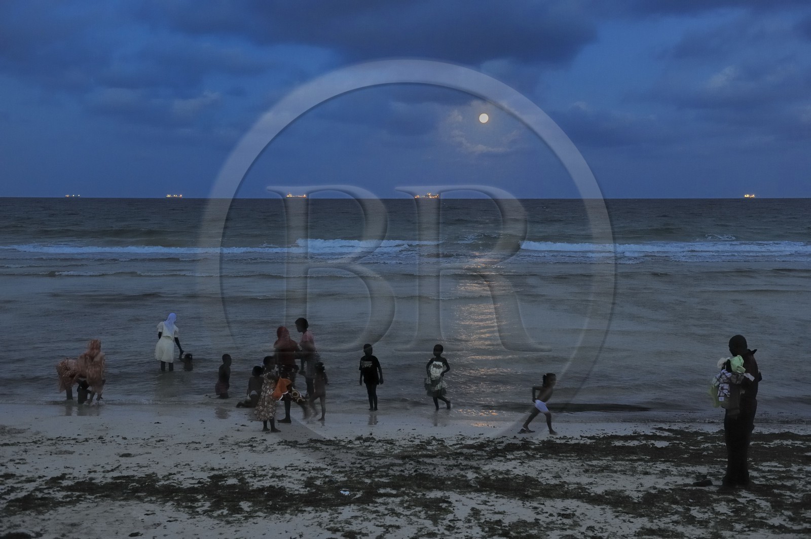 Tanzanie, Dar es-Salaam, il y a encore foule à Coco Beach à la tombée de la nuit le dimanche