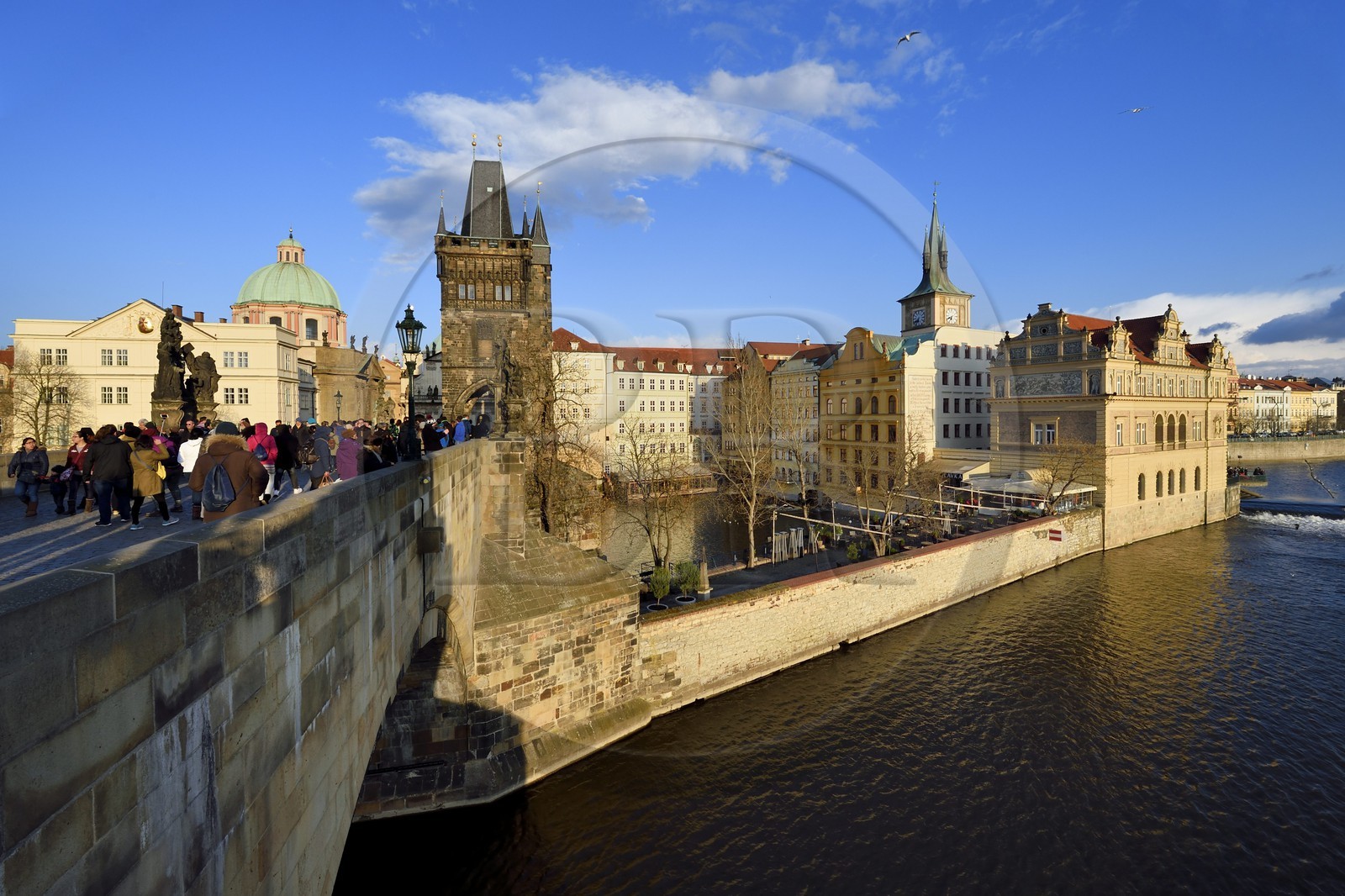 République Tchèque, Prague, centre historique classé Patrimoine Mondial de l' UNESCO, le pont Charles (Karluv Most ou Karlov Most) sur la rivière Vltava et la vieille ville (Stare Mesto)