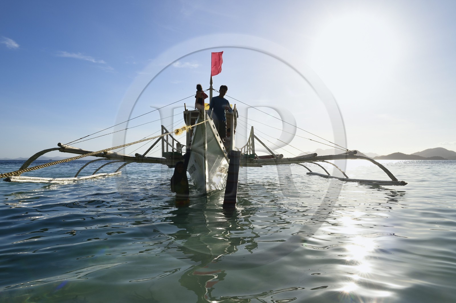 Philippines, Calamian Islands dans le nord de Palawan, Coron Island Natural Biotic Area, Banul Beach, pirogue à balancier