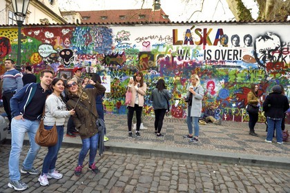 République Tchèque, Prague, centre historique classé Patrimoine Mondial de l'UNESCO, quartier Mala Strana, peinture murale en mémoire de John Lennon, Velkoprevorske Namesti