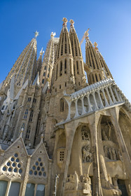 Espagne, Catalogne, Barcelone, quartier de l'Eixample, basilique de la Sagrada Familia de l'architecte du modernisme catalan Antoni Gaudi classée Patrimoine Mondial de l'UNESCO, la façade de la passion dont les sculptures ont été réalisées par Josep Maria Subirachs et l'amorce de la facade de l'abside sur la gauche