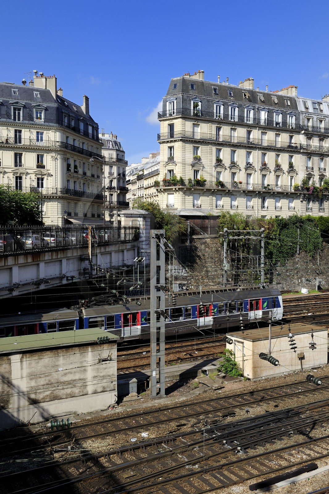 France, Paris (75), immeubles haussmanniens en bordure des lignes de chemins de fer de la gare Saint-Lazare vue de la place de l'Europe