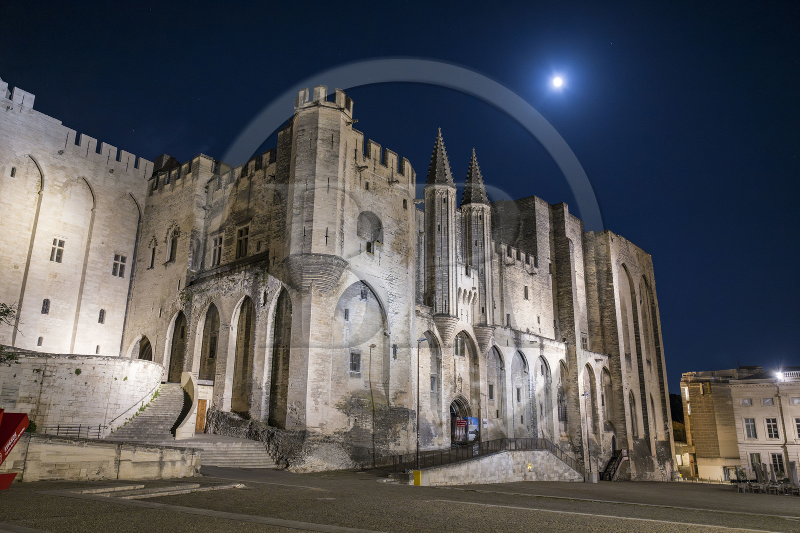 France, Vaucluse (84), Avignon, Palais des Papes classé Patrimoine mondial de l'UNESCO, la facade ouest sur la place du Palais