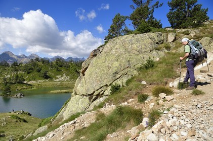 France, Hautes-Pyrénées (65), Saint-Lary-Soulan et Vielle-Aure, randonnée sur une variante du GR10 entre le col de Portet et les lacs de Bastan en bordure de la réserve naturelle de Néouvielle, lac de Bastan du milieu