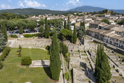 France, Vaucluse (84), Vaison-la-Romaine, site archéologique de la Villasse au coeur de la ville, le Mont Ventoux en arrière-plan (vue aérienne)