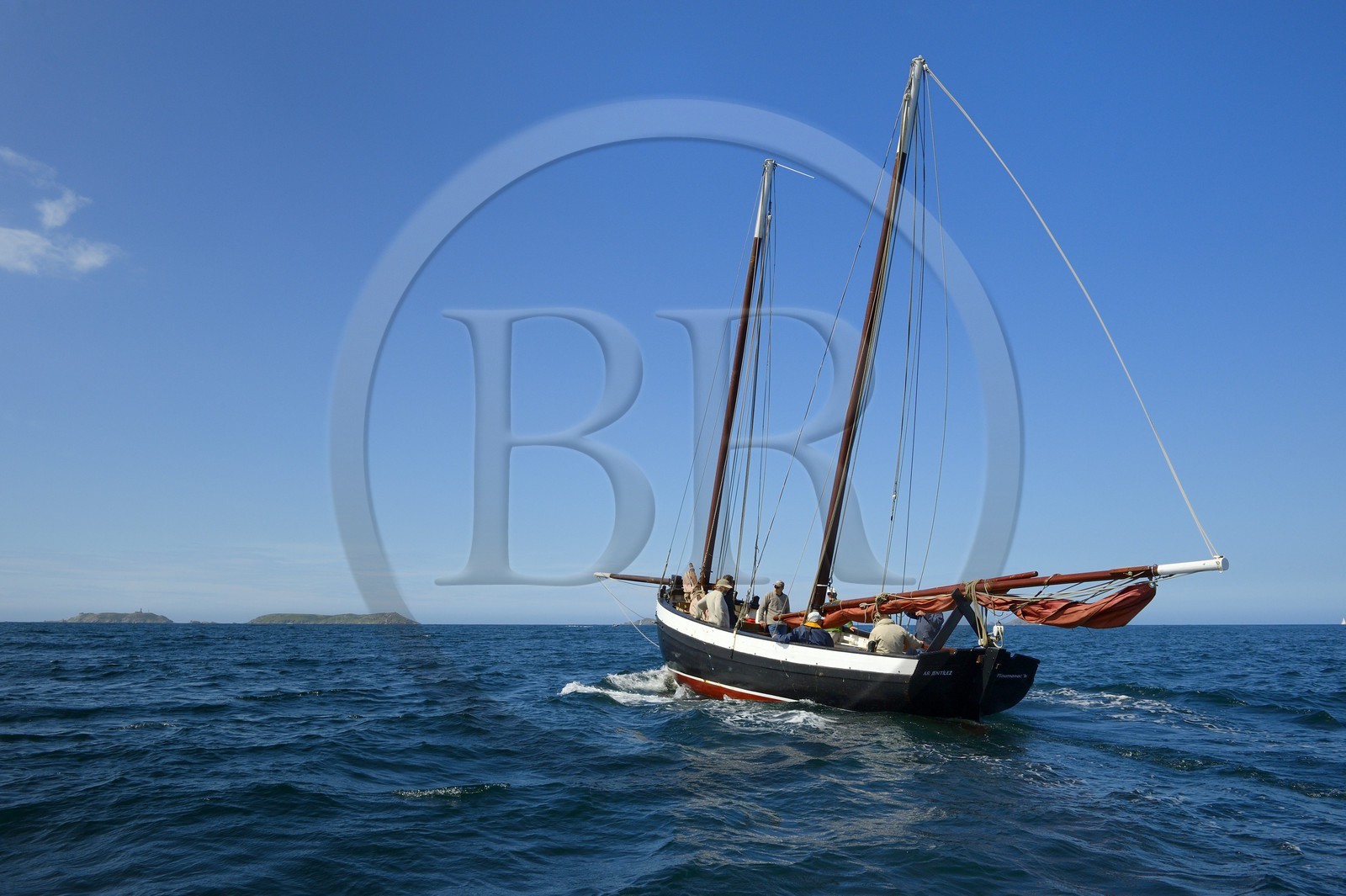 France, Côtes-d'Armor (22), Perros-Guirec, le flambart Goémonier (voilier traditionnel) Ar Jentilez en route pour l'archipel de Sept-Iles