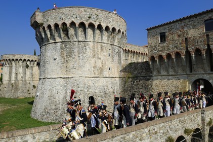 Italy, Liguria, Sarzana, Napoleon Festival, french troops of the Grande Armée leaving the citadel (fortress Firmafede)