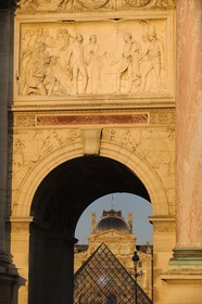 France, Paris (75), Arc de Triomphe de la place du Carrousel du Louvre et Pyramide par l'architecte Ieoh Ming Pei en arrière-plan