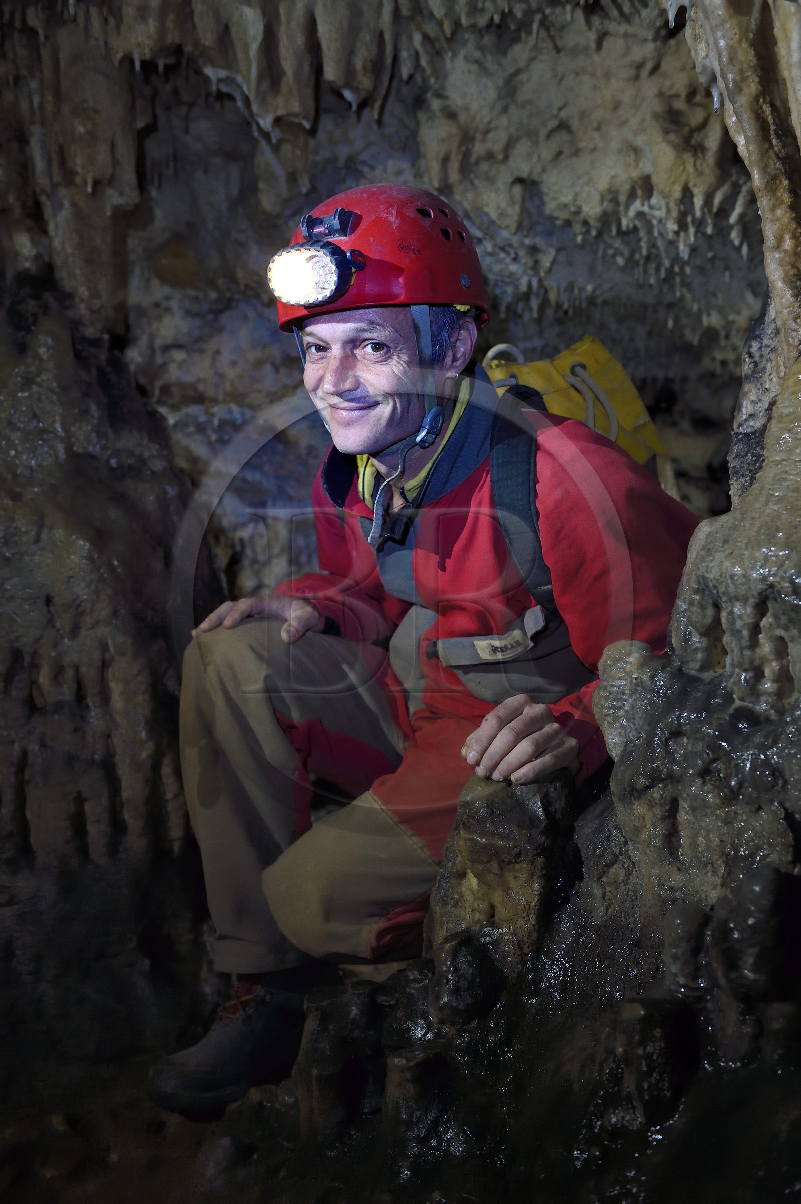 France, Dordogne (24), Périgord Noir, vallée de la Dordogne, Groléjac, le spéléologue Laurent Lignac de Couleur Périgord dans la grotte du Pechialet