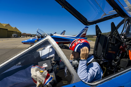 France, Bouches-du-Rhône (13), Salon-de-Provence, base aerienne 701, base de la Patrouille de France (PAF pour Patrouille acrobatique de France) de l'Armée de l'air et de l'espace française, le pilote, le capitaine Cédric Queyranne, termine de se préparer dans son cockpit aux côtés de l'adjudant Nicolas Renard, son mécanicien, pour un vol à bord de son avion Alphajet