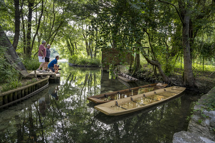 France, Vaucluse (84), L'Isle-sur-la-Sorgue, le cabanon des Fontanelles sur un ilot de la Sorgue, lieu de rendez-vous estival de la confrérie des pêcheurs sur barque à fond plat appelée Nègo Chin, les Pescaïres de la Sorgue