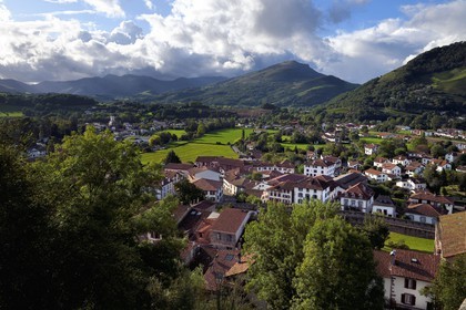 France, Pyrénées-Atlantiques (64), Pays-Basque, Saint-Jean-Pied-de-Port et ses remparts au premier plan, l'église de Uhart-Cize en arrière plan à gauche
