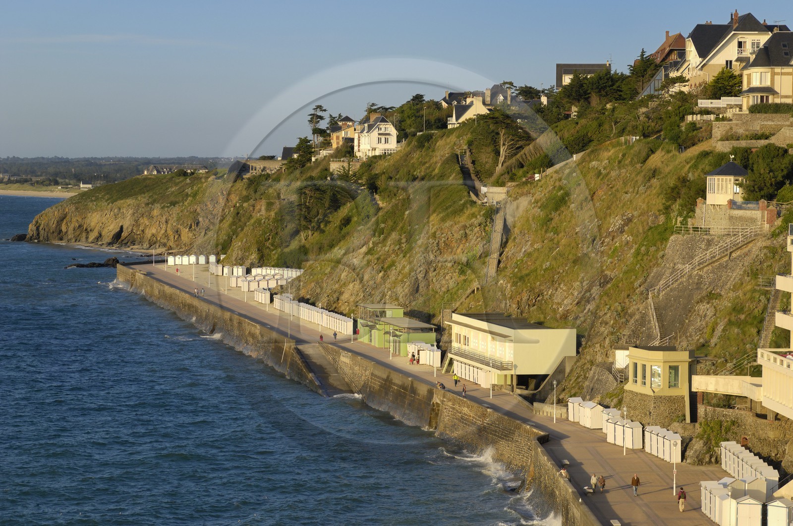 France, Manche, Cotentin, Granville, Plat Gousset beach and promenade seen from the Place de l'Isthme (Isthmus Square)