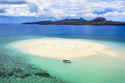 France, Ile de Mayotte, Grande-Terre, M'Tsamoudou, ilot de sable blanc sur le récif de corail dans la lagune face à la pointe Saziley (vue aérienne)