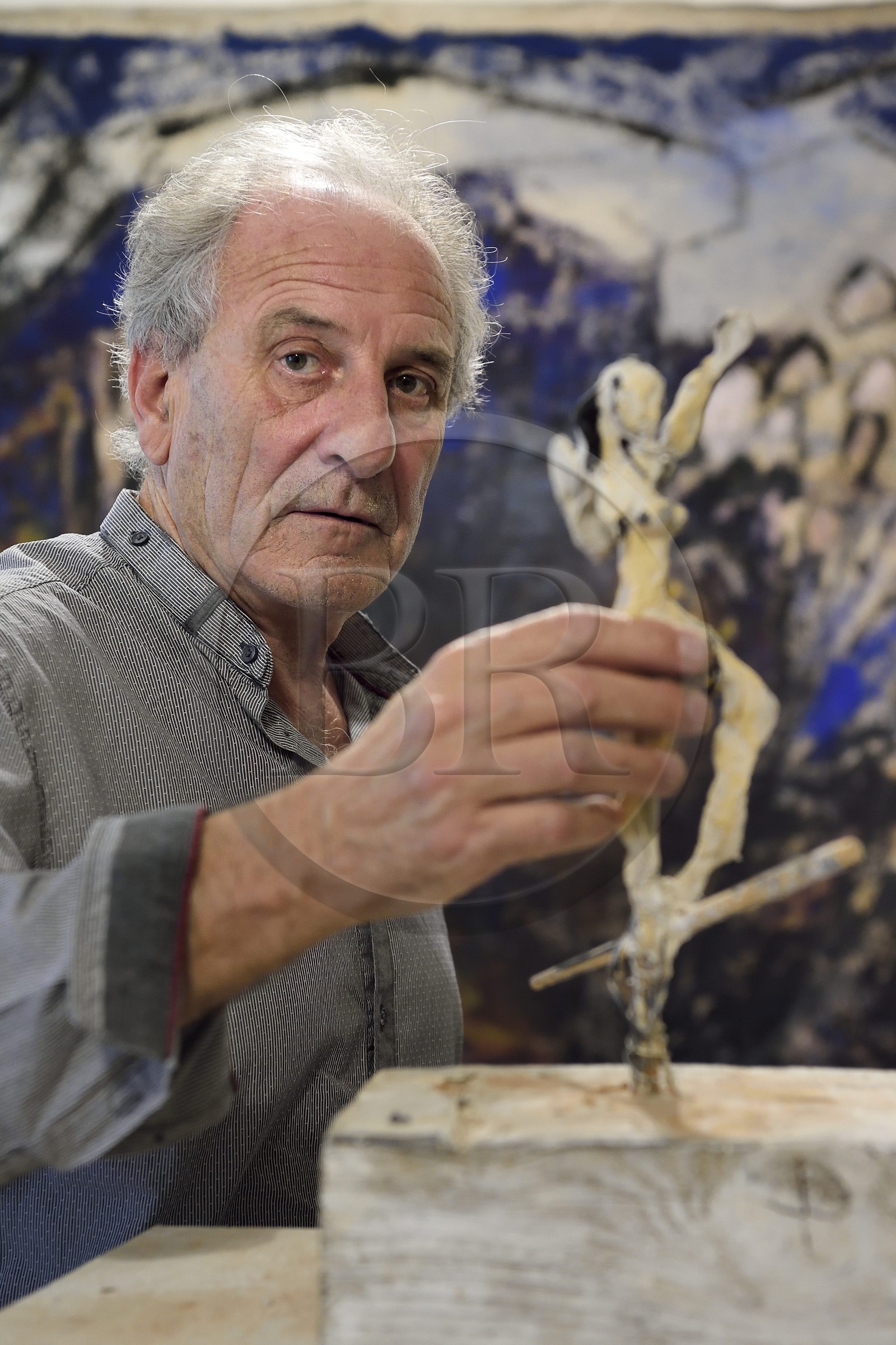 France, Var (83), Toulon, l'artiste peintre Serge Plagnol dans son atelier