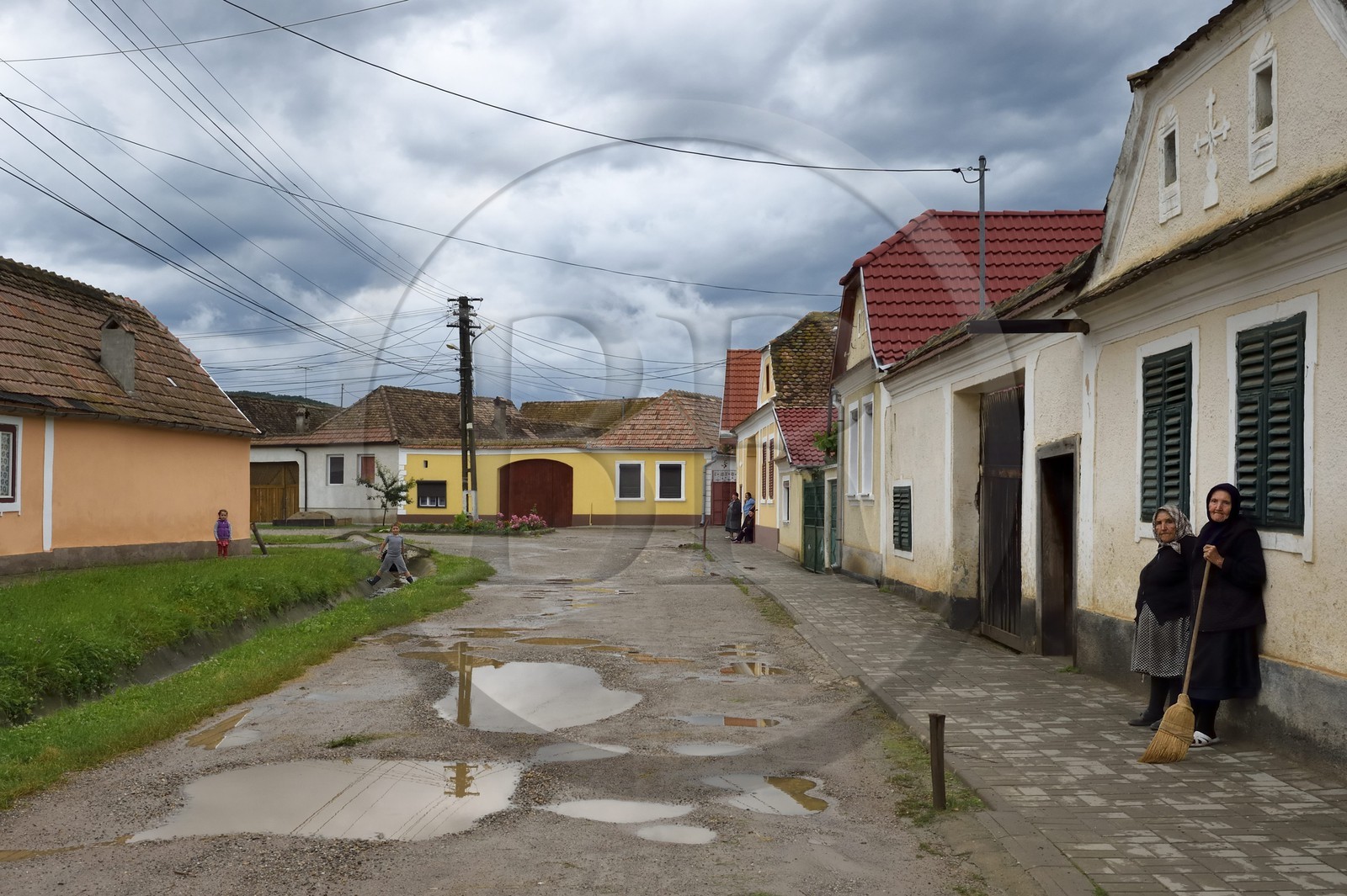 Roumanie, Transylvanie, Brateiu, paysannes roumaines