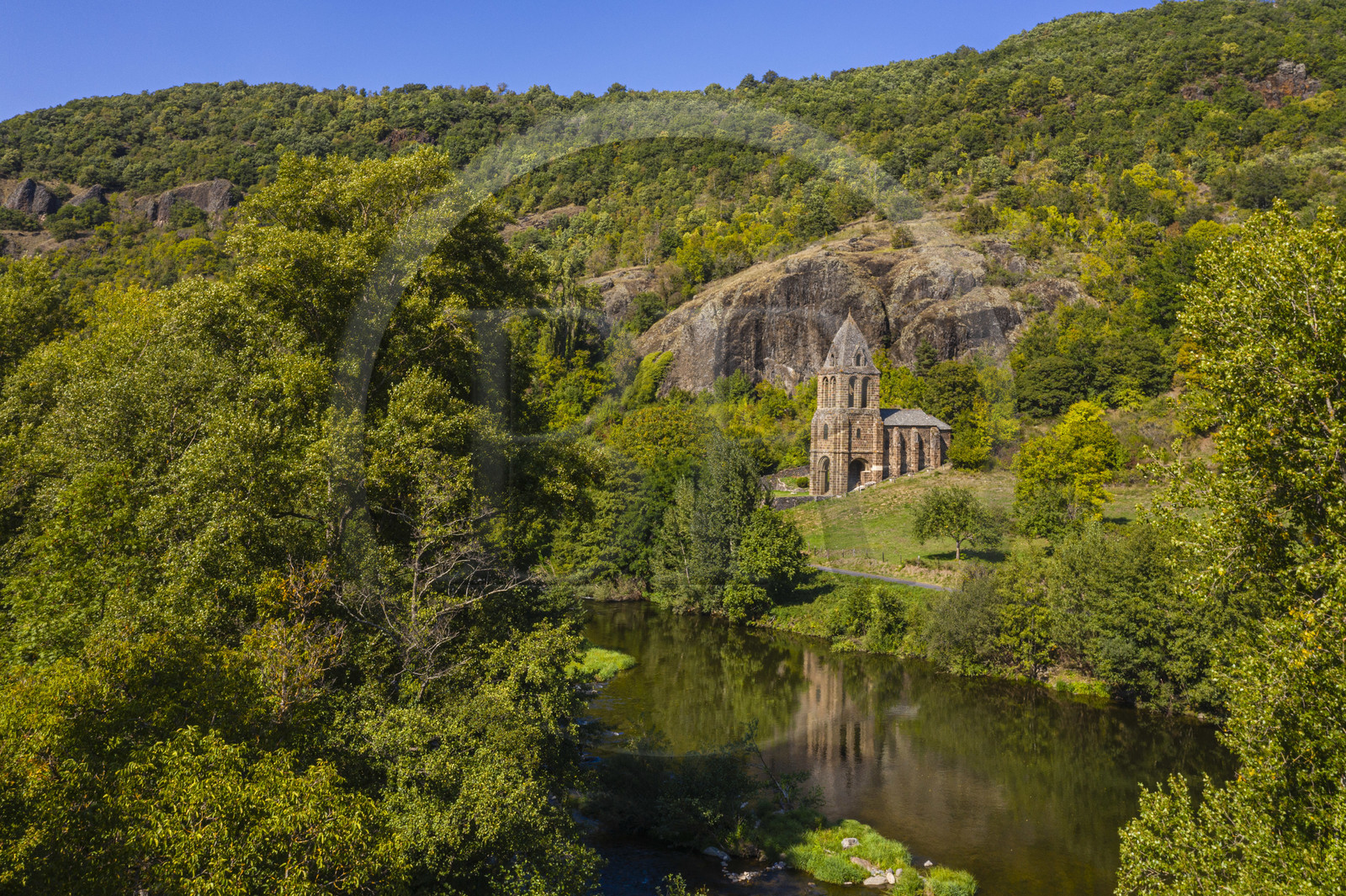 France, Haute-Loire (43), vallée de l'Allier, Saint-Julien-des-Chazes, chapelle Sainte-Marie-des-Chazes en bordure de l'Allier (vue aérienne)