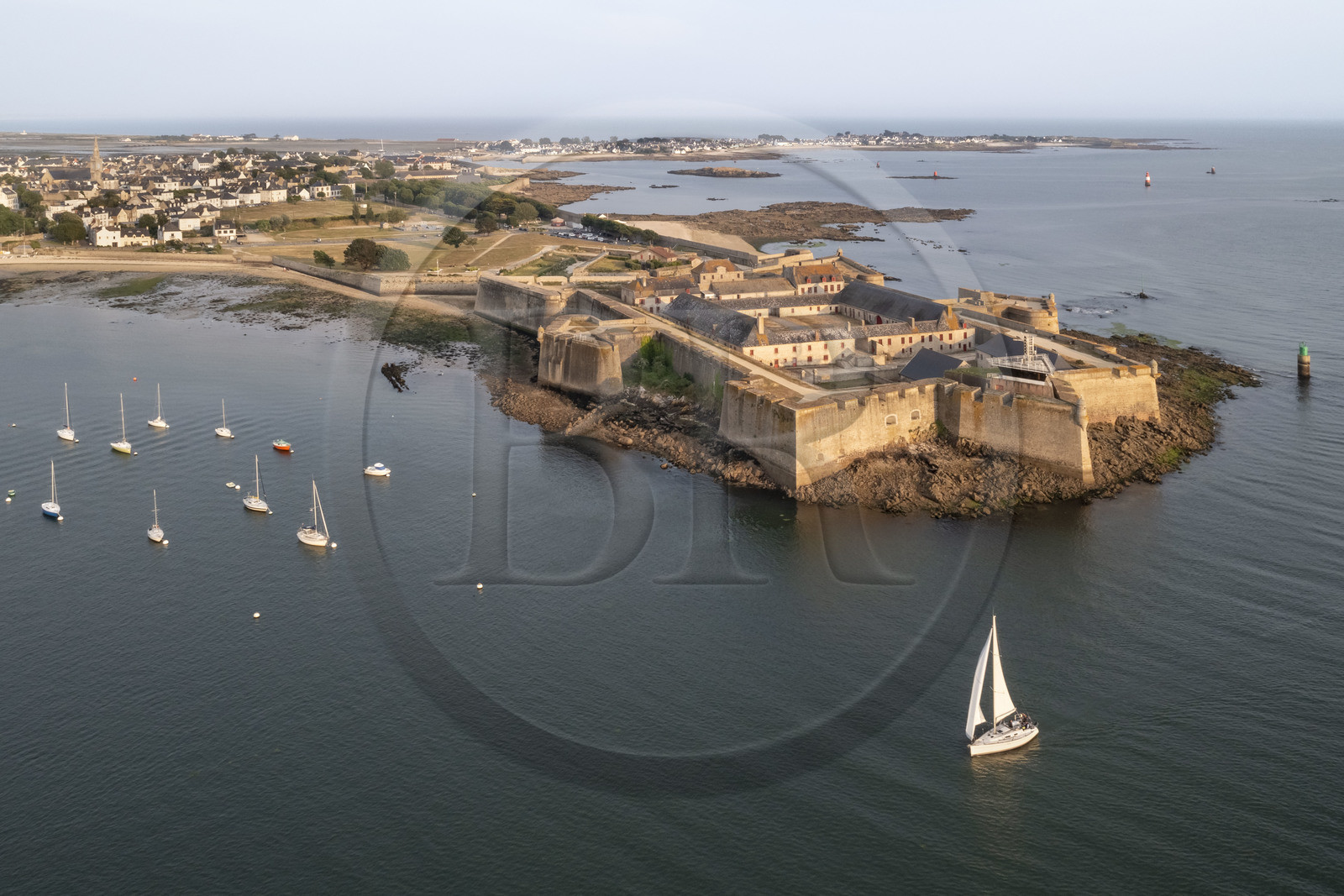 France, Morbihan (56), Port-Louis, la citadelle de Port-Louis remaniée par Vauban à l'entrée de la rade de Lorient, musée de la Compagnie des Indes (vue aérienne)