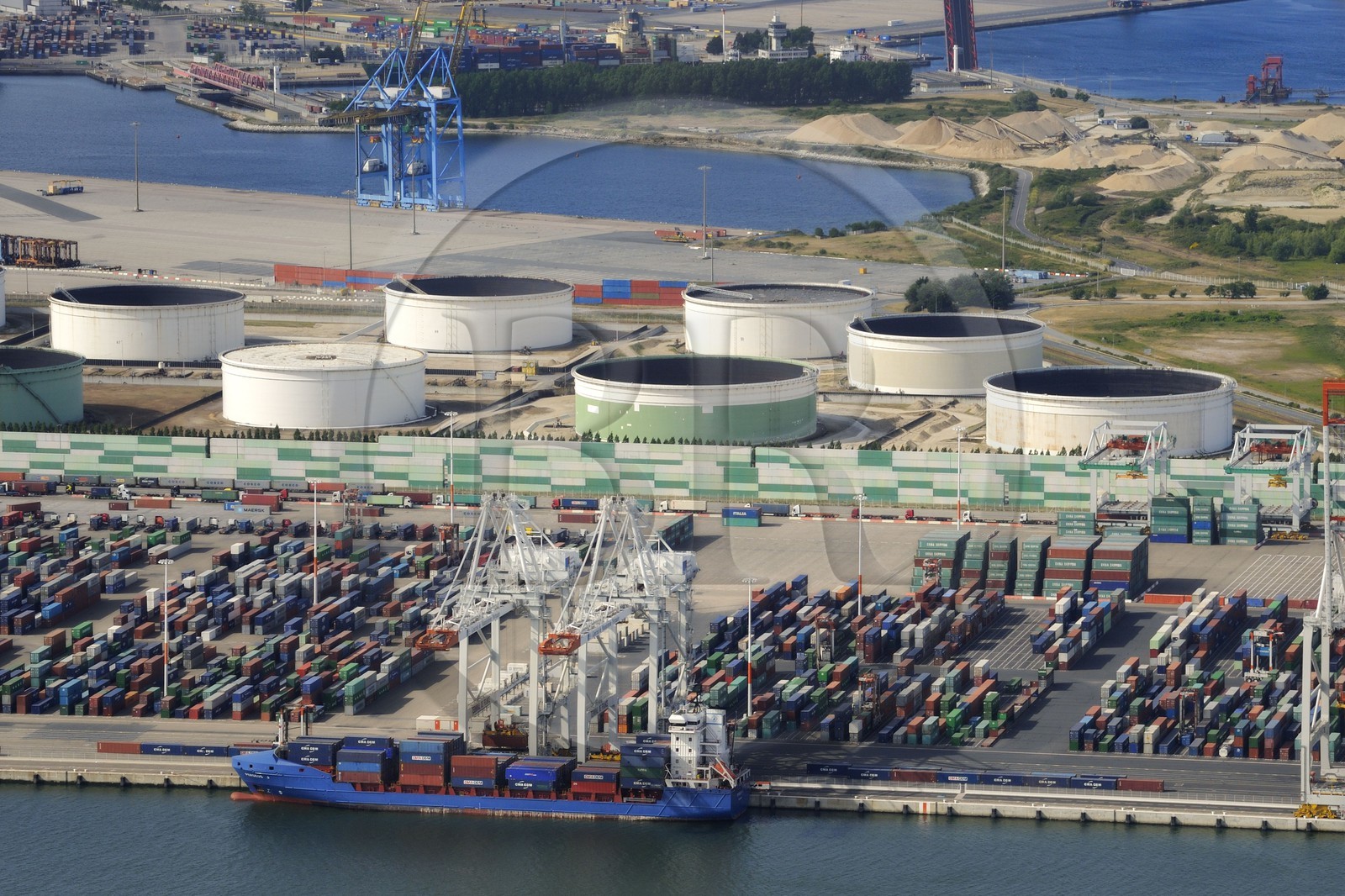 France, Seine-Maritime (76), Le Havre, port de commerce, porte-conteneurs dans le Bassin de chargement René Coty et grues (vue aérienne)