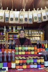 France, Haut-Rhin (68), Kaysersberg, stand de Nadine Robert de L'Herbier Des Lutins qui fait de la cueillette et transformation de plantes sauvages et de fruits