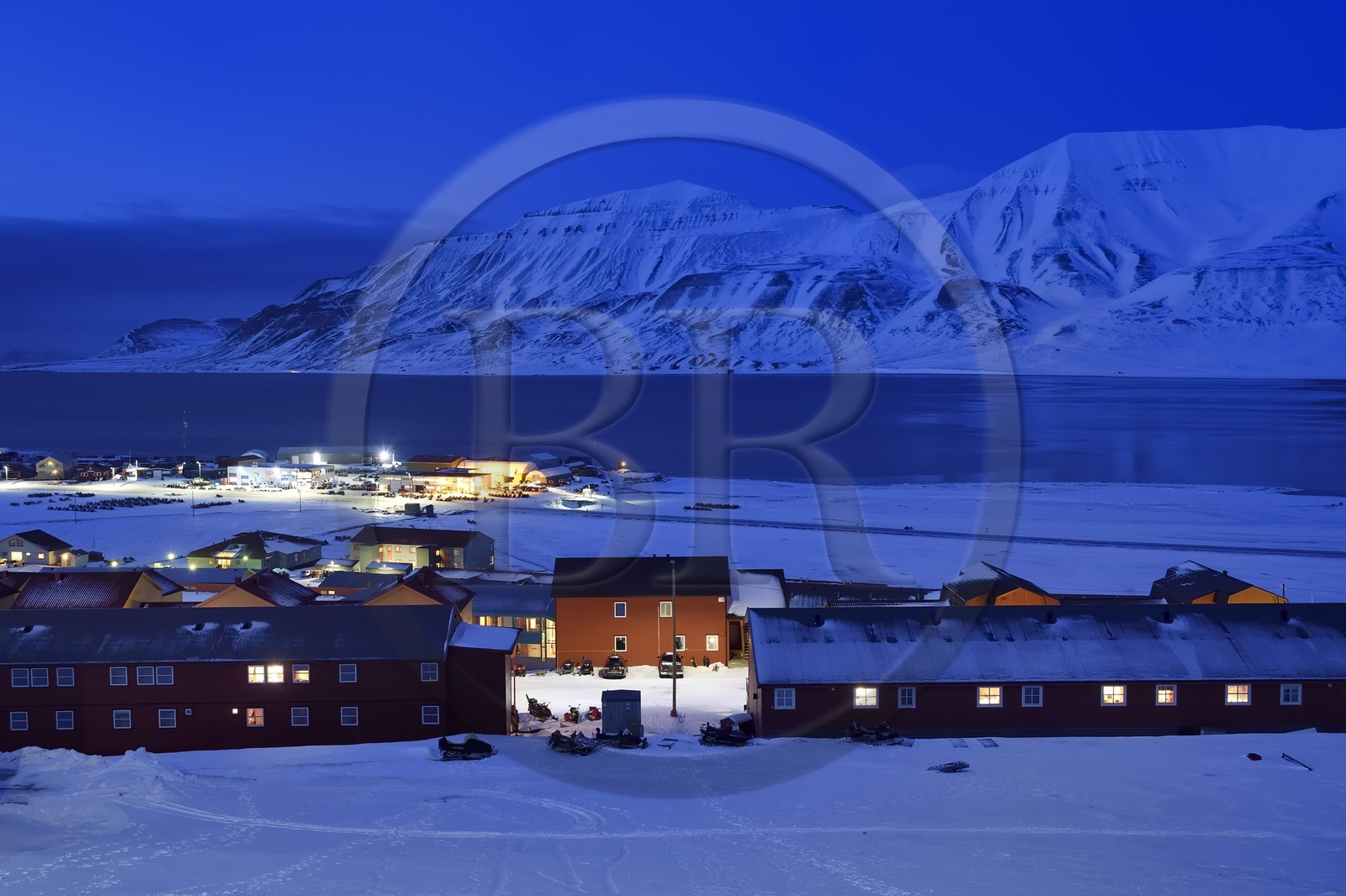 Norvège, Svalbard, Spitzberg, Longyearbyen, batiments d'habitation et le fjord Adventfjorden