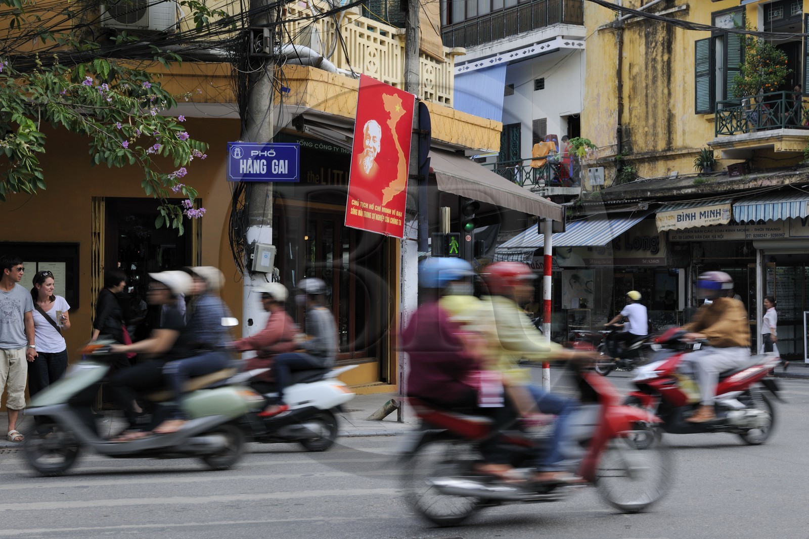 Vietnam, Hanoï, circulation en moto dans la vieille ville sous le regard d' Ho Chi Minh