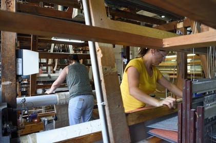 France, Var (83), Presqu'Ile de Saint-Tropez, Cogolin, la Manufacture Cogolin fabrique des tapis depuis 1924, la plupart sont tissés par lés sur des métiers Jacquard à bras du XIXème siècle