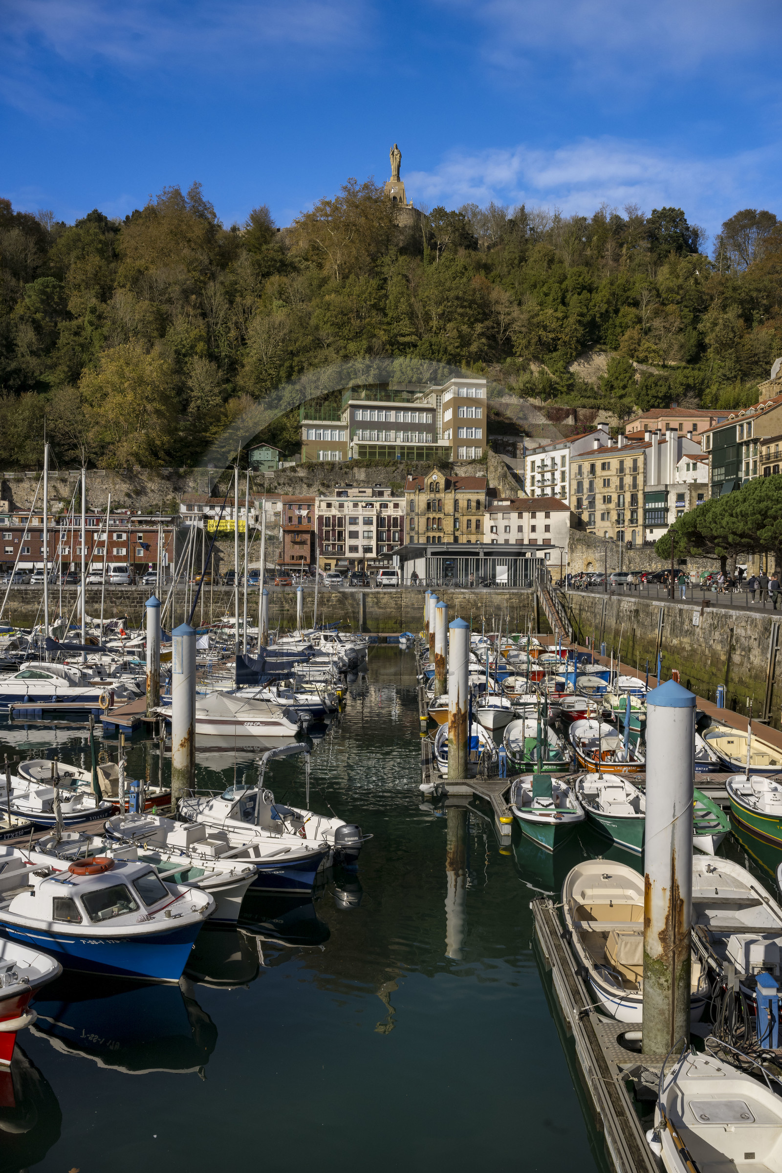 Espagne, province du Guipuscoa (Gipuzkoa), Saint-Sébastien (Donostia), le Vieux Port au pied du Mont Urgull et du chateau de La Mota